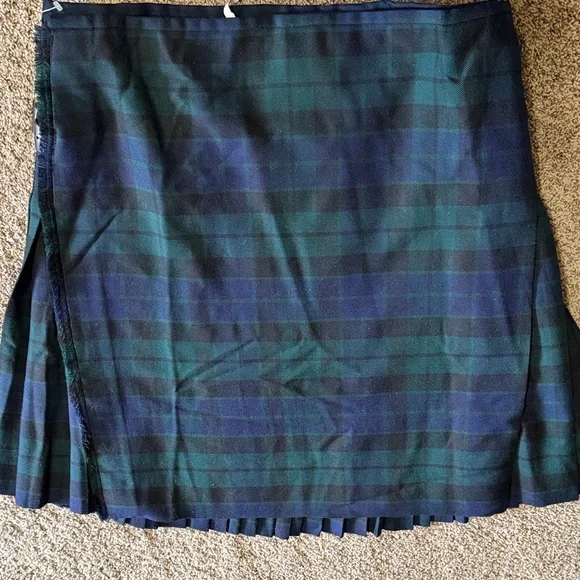 Black Watch Plaid Pleated Men’s Kilt by Locha Ssynt of Scotland - Picture 5 of 9